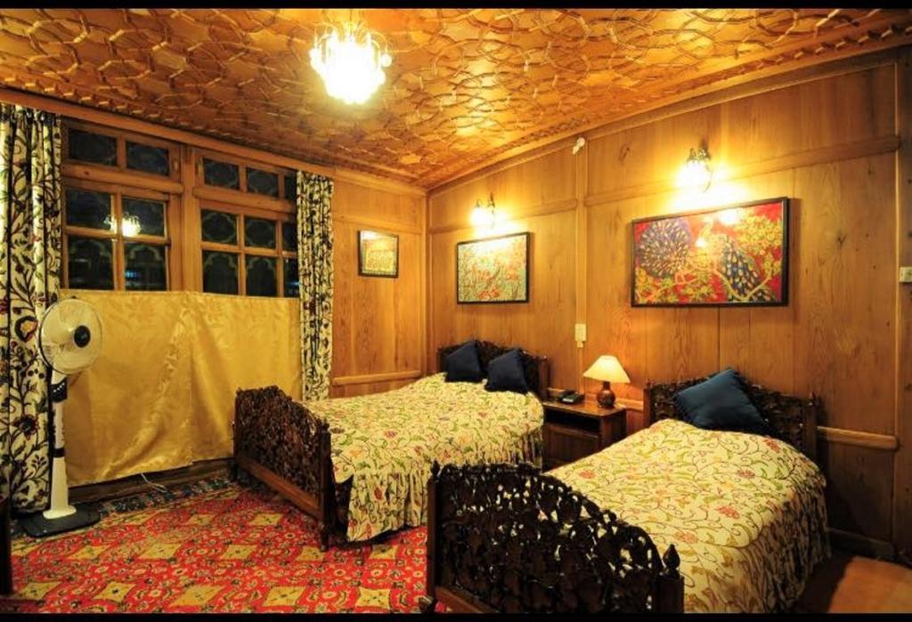 Hotel Yadgaar Houseboats Srīnagar Zewnętrze zdjęcie